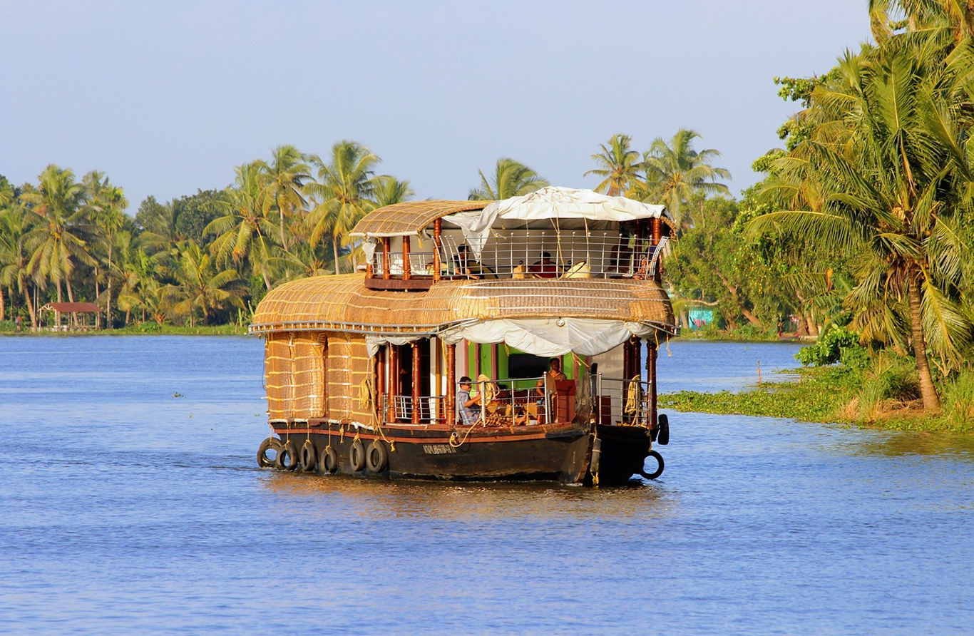 Deluxe Houseboats in Alleppey Kumarakom & Kerala
